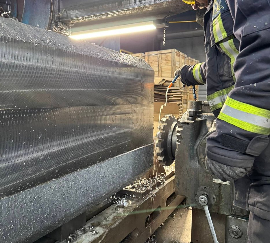 Large orange Cosen SH-1311 horizontal bandsaw cutting a steel round